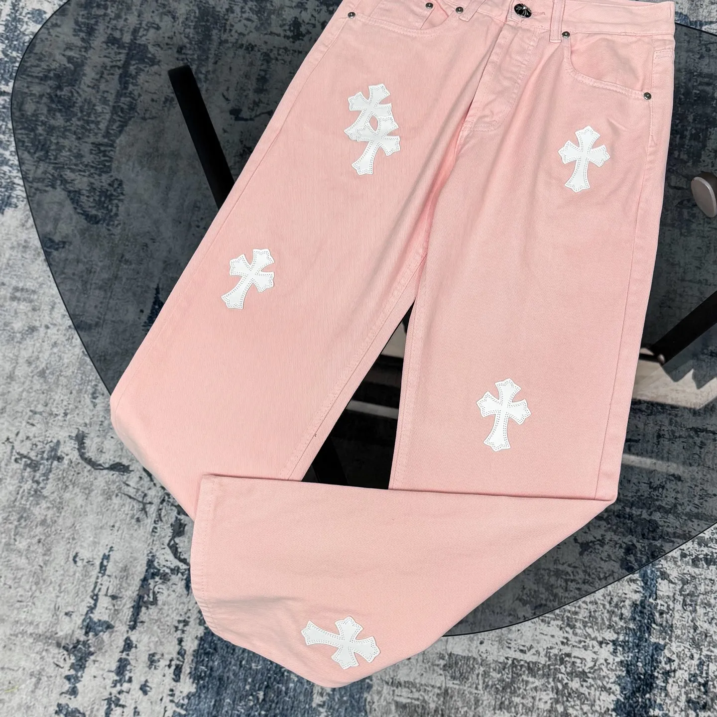 P260 Chrome hearts CH co-branded Drak Miami light pink jeans exude uninhibited personality and unique charm. Every wear and tear is carefully designed to present a unique artistic feel. Made of imported denim fabric, which has undergone heavy industrial washing and destruction treatment, the trousers show a super cool effect on the upper body, allowing you to dominate the fashion stage.  This is more than just a pair of jeans, it is an expression of attitude. With its unique design concept and ultimate pursuit of details, Croxin breaks traditional boundaries and defines the jeans trend in the new era. The trousers are made of double-layer woven fabric with customized hardware. Italian-made special cowhide is printed and cut. Custom-made sheepskin three-layer thick-line leather. The whole body is spliced ​​in heavy water washing. Craftsmen hand-splash ink. You can see the details. Three-dimensional cutting version. Loose and comfortable, not flattering. Makes taller and slimmer. Factory Seiko. Original quality control. Same style for men and women. Can be matched with couples. Versatile recommendation. Must-have jeans for all seasons. Color: light pink. Size: 28-30-32-34.
